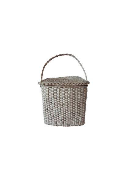 Cesta pequena estilo piquenique com tampa e abertura lateral, alça trançada, em fibra natural