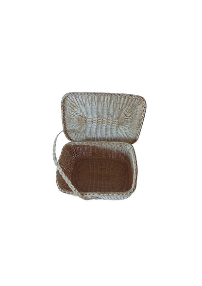 Cesta pequena estilo piquenique com tampa e abertura lateral, alça trançada, em fibra natural